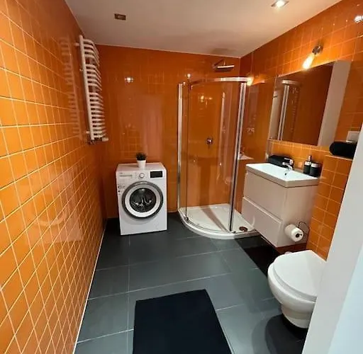 New Old Town -6 People - 200m Town Hall *