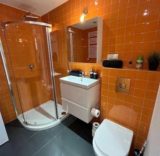 New Old Town -6 People - 200m Town Hall *